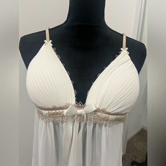 Linea Donatella NWOT Ivory Pleated Chemise with Lace - Picture 1 of 9